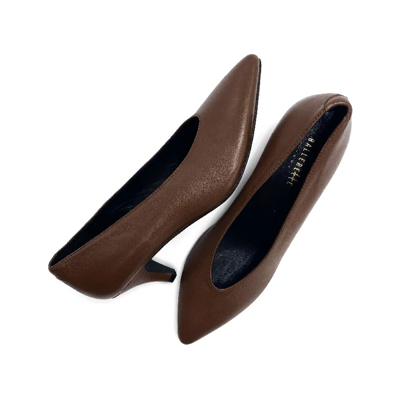 Brown leather pumps with V-cut and heel