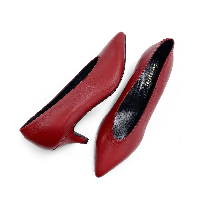 Red leather pumps with V-cut and heel